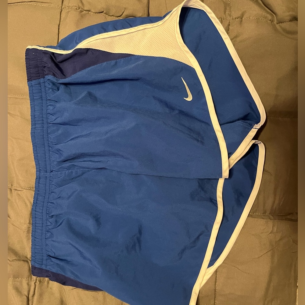 NIKE DRI-FIT BLUE AND WHITE MEDIUM SHORTS
